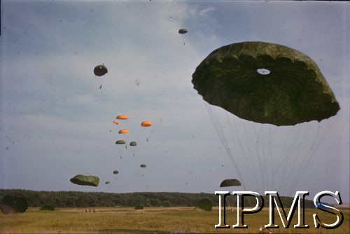 1942-1943, Wielka Brytania. 
Żołnierze 1 Samodzielnej Brygady Spadochronowej podczas ćwiczeń.
Fot. Czołówka Filmowa, Instytut Polski i Muzeum im. gen. Sikorskiego w Londynie [kolorowe diapozytywy]. 
