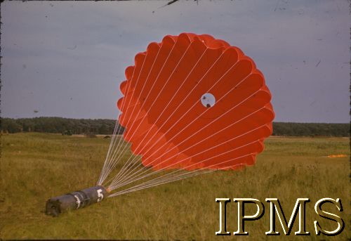 1942-1943, Szkocja, Wielka Brytania.
1 Samodzielna Brygada Spadochronowa podczas ćwiczeń. Zasobnik z bronią zrzucony na spadochronie.
Fot. Czołówka Filmowa, Instytut Polski i Muzeum im. gen. Sikorskiego w Londynie [kolorowe diapozytywy].