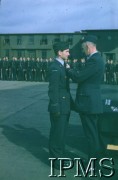 5.10.1942, Hemswell, Anglia, Wielka Brytania.
Uroczystość udekorowania polskich lotników brytyjskimi odznaczeniami wojskowymi. Odznaczenie otrzymuje por. pil. Franciszek Jakusz-Gostomski, instruktor w 18 Jednostce Wyszkolenia Bojowego.
Fot. Czołówka Filmowa, Instytut Polski i Muzeum im. gen. Sikorskiego w Londynie [kolorowe diapozytywy]. 
