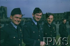 5.10.1942, Hemswell, Anglia, Wielka Brytania.
Lotnicy polskich dywizjonów bombowych podczas uroczystości udekorowania Polaków brytyjskimi odznaczeniami wojskowymi. Pośrodku por. pil. Franciszek Jakusz-Gostomski, instruktor w 18 Jednostce Wyszkolenia Bojowego.
Fot. Czołówka Filmowa, Instytut Polski i Muzeum im. gen. Sikorskiego w Londynie [kolorowe diapozytywy].
