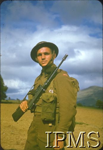 1942-1943, Szkocja, Wielka Brytania. 
Piechur 1 Pułku Strzelców.
Fot. Czołówka Filmowa, Instytut Polski i Muzeum im. gen. Sikorskiego w Londynie [kolorowe diapozytywy].