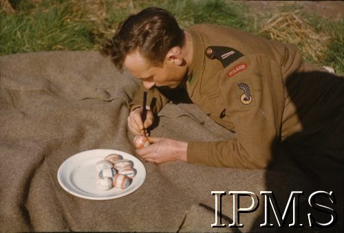 23.04.1943, Gosford House, Anglia, Wielka Brytania.
Żołnierz 1 Pułku Artylerii Pancerno-Motorowej maluje pisanki wielkanocne.
Fot. Czołówka Filmowa, Instytut Polski i Muzeum im. gen. Sikorskiego w Londynie [kolorowe diapozytywy].