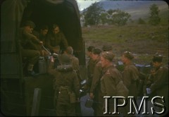1942, Szkocja, Wielka Brytania. 
Żołnierze 1 Samodzielnej Brygady Strzelców w kuchni polowej.
Fot. Czołówka Filmowa, Instytut Polski i Muzeum im. gen. Sikorskiego w Londynie [kolorowe diapozytywy].