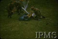 1942-1943, Szkocja, Wielka Brytania.
1 Samodzielna Brygada Spadochronowa podczas ćwiczeń. Wyjmowanie broni z zasobnika zrzuconego ze spadochronem.
Fot. Czołówka Filmowa, Instytut Polski i Muzeum im. gen. Sikorskiego w Londynie [kolorowe diapozytywy].