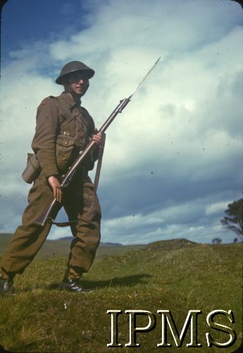 1942, Szkocja, Wielka Brytania.
Żołnierz 1 Samodzielnej Brygady Strzelców podczas ćwiczeń bojowych.
Fot. NN, Instytut Polski i Muzeum im. gen. Sikorskiego w Londynie