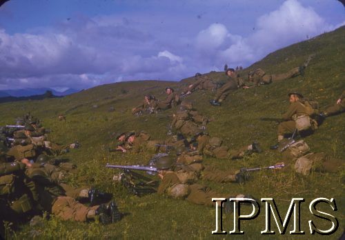 1942, Szkocja, Wielka Brytania.
Ćwiczenia 1 Pułku Strzelców.
Fot. Czołówka Filmowa, Instytut Polski i Muzeum im. gen. Sikorskiego w Londynie [kolorowe diapozytywy]. 
