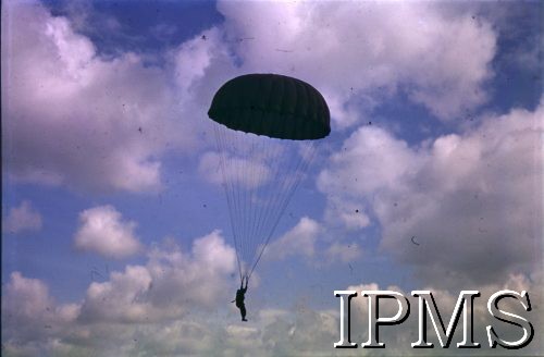 1942-1943, Wielka Brytania. 
1 Samodzielna Brygada Spadochronowa podczas ćwiczeń.
Fot. Czołówka Filmowa, Instytut Polski i Muzeum im. gen. Sikorskiego w Londynie [kolorowe diapozytywy].