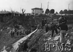 1944-1945, Włochy.2 Korpus Polski podczas kampanii włoskiej. Żołnierze i ludność cywilna nad urwiskiem, widoczne zniszczenia wojenne.Fot. NN, Instytut Polski i Muzeum im. gen. Sikorskiego w Londynie, [koperta 2 Korpus Polski].