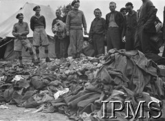 1944-1945, Włochy.
2 Korpus Polski podczas kampanii włoskiej. Polscy żołnierze stoją nad stertą mundurów.
Fot. NN, Instytut Polski i Muzeum im. gen. Sikorskiego w Londynie, [koperta 2 Korpus Polski].