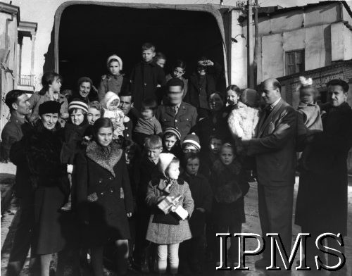 1942-1945, Teheran, Iran (Persja)..
Sierociniec fundacji 3 Karpackiego Batalionu Saperów.
Fot. NN, Instytut Polski i Muzeum im. gen. Sikorskiego w Londynie, [koperta PCK].