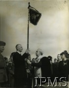 1940, Edynburg, Szkocja, Wielka Brytania.
Sir Patrick Dollan wręcza proporzec prezydentowi RP Władysławowi Raczkiewiczowi.
Fot. NN, Instytut Polski i Muzeum im. gen. Sikorskiego w Londynie [koperta - Gawlina].
