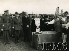 1940, Edynburg, Szkocja, Wielka Brytania.
Poświęcenie proporca przez biskupa polowego ks. Józefa Gawlinę. Z przodu stoją od lewej: Naczelny Wódz Polskich Sił Zbrojnych gen. Władysław Sikorski, prezydent RP Władysław Raczkiewicz, sir Patrick Dollan.
Fot. NN, Instytut Polski i Muzeum im. gen. Sikorskiego w Londynie [koperta - Gawlina].