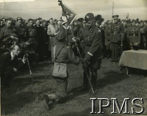 1940, Edynburg, Szkocja, Wielka Brytania.
Naczelny Wódz Polskich Sił Zbrojnych gen. Władysław Sikorski wręcza proporzec.
Fot. NN, Instytut Polski i Muzeum im. gen. Sikorskiego w Londynie [koperta - Gawlina].