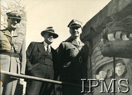 30.12.1942, Meksyk.
Wizyta premiera i Naczelnego Wodza Polskich Sił Zbrojnych gen. Władysława Sikorskiego w Meksyku. Na zdjęciu gen. Sikorski (z lewej) pod piramidami azteckimi, towarzyszą mu: szef protokołu dyplomatycznego minister Armandariz del Cortillo (w środku) i polski attache w Kanadzie ppłk Iliński.
Fot. NN, Instytut Polski i Muzeum im. gen. Sikorskiego w Londynie [koperta luzem - Meksyk].

