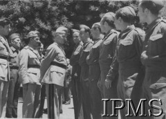 4.07.1943, Gibraltar.
Naczelny Wódz Polskich Sił Zbrojnych gen. Władysław Sikorki rozmawia z polskimi żołnierzami przybyłymi z Hiszpanii. Za gen. Sikorskim stoi szef Sztabu Naczelnego Wodza gen. Tadeusz Klimecki.
Fot. NN, Instytut Polski i Muzeum im. gen. Sikorskiego w Londynie [koperta różne].