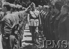 4.07.1943, Gibraltar.
Naczelny Wódz Polskich Sił Zbrojnych gen. Władysław Sikorski dokonuje przeglądu kompanii polskich żołnierzy przybyłych z Hiszpanii.
Fot. NN, Instytut Polski i Muzeum im. gen. Sikorskiego w Londynie [koperta różne].
