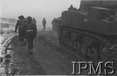 Jesień 1944, Włochy.
2 Korpus Polski pod Monte Fortino.
Fot. F. Maliniak, Referat Fotograficzny Oddziału Kultury i Prasy 2 Korpusu, Instytut Polski i Muzeum im. gen. Sikorskiego w Londynie [koperta różne].