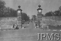 1942, Haddington, Szkocja, Wielka Brytania.
Brama wejściowa do obozu 10 Pułku Strzelców Konnych.
Fot. NN, Instytut Polski i Muzeum im. gen. Sikorskiego w Londynie [koperta różne].