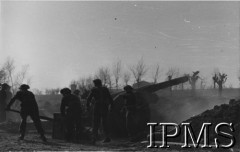 1944, Włochy.
Ciężka artyleria na stanowisku w Apeninach.
Fot. K. Hrynkiewicz, Referat Fotograficzny Oddziału Kultury i Prasy 2 Korpusu, Instytut Polski i Muzeum im. gen. Sikorskiego w Londynie [koperta różne].