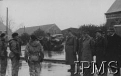 6.05.1945, Wilhelmshaven, Niemcy. 
Zastępca dowódcy 10 Brygady Kawalerii Pancernej płk dypl. Antoni Grudziński jako przedstawiciel sojuszniczych sił zbrojnych oraz w imieniu 1 Dywizji Pancernej przyjmuje kapitulację oddziałów niemieckich.
Fot. NN, Instytut Polski i Muzeum im. gen. Sikorskiego w Londynie [koperta różne].