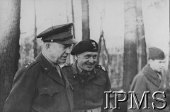 Listopad 1944, Holandia.
Gen. Dwight Eisenhower wizytuje polskie oddziały, obok niego dowódca 1 Dywizji Pancernej gen. Stanisław Maczek.
Fot. NN, Instytut Polski i Muzeum im. gen. Sikorskiego w Londynie [koperta różne].