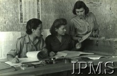 1945, Włochy.
Biuro Inspektoratu Pomocniczej Służby Kobiet 2 Korpus we Włoszech. Referat Ewidencyjny. Od prawej: K. Wróblewska (z AK), plut. J. Drozdowa, st. sierżant W. Kukiel (z AK).
Fot. NN, Instytut Polski i Muzeum im. gen. Sikorskiego w Londynie [Historia Pomocniczej Wojskowej Służby Kobiet 2-go Korpusu].
