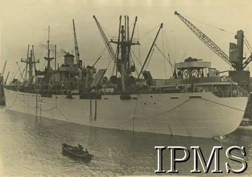 Lipiec 1944, brak miejsca.
Żołnierze 1 Dywizji Pancernej na statku w drodze z Wielkiej Brytanii do Normandii we Francji.
Fot. J. Z. Żegota-Januszajtis, Instytut Polski i Muzeum im. gen. Sikorskiego w Londynie [paczka 1 Dywizja Pancerna].
