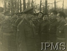 Listopad 1944, Holandia.
Gen. Dwight Eisenhower (na pierwszym planie) wizytuje 1 Dywizję Pancerną po zdobyciu Bredy. Na prawo od gen. Eisenhowera widoczny dowódca dywizji gen. Stanisław Maczek.
Fot. J. Z. Żegota-Januszajtis, Instytut Polski i Muzeum im. gen. Sikorskiego w Londynie [paczka 1 Dywizja Pancerna].