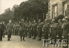 23.09.1941, Largo House, Szkocja, Wielka Brytania.
Przybycie Naczelnego Wodza Polskich Sił Zbrojnych gen. Władysława Sikorskiego. Z przodu idzie gen. Sikorski, za nim dowódca 4 Kadrowej Brygady Strzelców (przemianowanej następnie na 1 Brygadę Spadochronową) płk Stanisław Sosabowski, na końcu dowódca I Korpusu Polskiego gen. Marian Kukiel.
Fot. NN, Instytut Polski i Muzeum im. gen. Sikorskiego w Londynie [paczka Święto Spadochronowe 23 wrzesień 1941].
