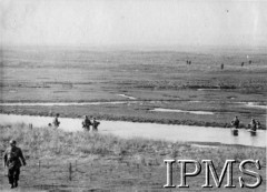 23.09.1941, Szkocja, Wielka Brytania.
Ćwiczenia polskich spadochroniarzy - natarcie żołnierzy tuż po lądowaniu. Fotografia zrobiona podczas pobytu Naczelnego Wodza Polskich Sił Zbrojnych gen. Władysława Sikorskiego w 4 Brygadzie Kadrowej Strzelców, przemianowanej następnie na 1 Brygadę Spadochronową.
Fot. NN, Instytut Polski i Muzeum im. gen. Sikorskiego w Londynie [paczka Święto Spadochronowe 23 wrzesień 1941].


