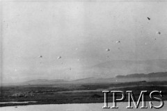 23.09.1941, Szkocja, Wielka Brytania.
Ćwiczenia polskich spadochroniarzy - lądowanie na spadochronach. Fotografia zrobiona podczas pobytu Naczelnego Wodza Polskich Sił Zbrojnych gen. Władysława Sikorskiego w 4 Brygadzie Kadrowej Strzelców, przemianowanej następnie na 1 Brygadę Spadochronową.
Fot. NN, Instytut Polski i Muzeum im. gen. Sikorskiego w Londynie [paczka Święto Spadochronowe 23 wrzesień 1941].

