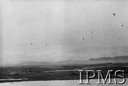 23.09.1941, Szkocja, Wielka Brytania.
Ćwiczenia polskich spadochroniarzy - lądowanie na spadochronach. Fotografia zrobiona podczas pobytu Naczelnego Wodza Polskich Sił Zbrojnych gen. Władysława Sikorskiego w 4 Brygadzie Kadrowej Strzelców, przemianowanej następnie na 1 Brygadę Spadochronową.
Fot. NN, Instytut Polski i Muzeum im. gen. Sikorskiego w Londynie [paczka Święto Spadochronowe 23 wrzesień 1941].

