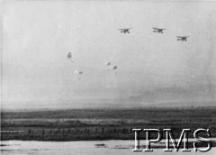 23.09.1941, Szkocja, Wielka Brytania.
Ćwiczenia polskich spadochroniarzy - skoki z samolotów ze spadochronami. Fotografia zrobiona podczas pobytu Naczelnego Wodza Polskich Sił Zbrojnych gen. Władysława Sikorskiego w 4 Brygadzie Kadrowej Strzelców, przemianowanej następnie na 1 Brygadę Spadochronową.
Fot. NN, Instytut Polski i Muzeum im. gen. Sikorskiego w Londynie [paczka Święto Spadochronowe 23 wrzesień 1941].




