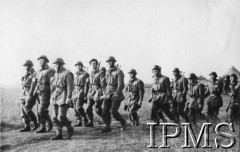 23.09.1941, Szkocja, Wielka Brytania.
Pobyt gen. Władysława Sikorskiego w 4 Brygadzie Kadrowej Strzelców, przemianowanej następnie na 1 Brygadę Spadochronową. Na zdjęciu maszerujący żołnierze.
Fot. NN, Instytut Polski i Muzeum im. gen. Sikorskiego w Londynie [paczka Święto Spadochronowe 23 wrzesień 1941].


