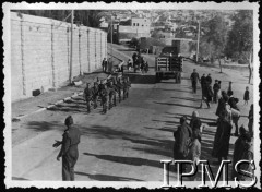 1942-1943, Palestyna.
Junacy maszerujący ulicą.
Fot. NN, Instytut Polski i Muzeum im. gen. Sikorskiego w Londynie [album Palestyna 1943 junacy]