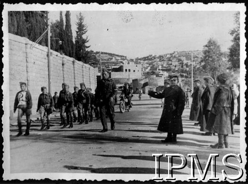 1942-1943, Palestyna.
Junacy maszerujący ulicą.
Fot. NN, Instytut Polski i Muzeum im. gen. Sikorskiego w Londynie [album Palestyna 1943 junacy]