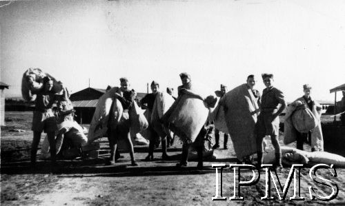 1942-1943, Palestyna.
Obóz dla junaków, na zdjęciu junacy z pościelą.
Fot. NN, Instytut Polski i Muzeum im. gen. Sikorskiego w Londynie [album Palestyna 1943 junacy]