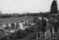 Lata 40., Wielka Brytania.
Uroczystość na cmentarzu, gen. Marian Kukiel oddaje hołd poległym żołnierzom.
Fot. NN, Instytut Polski i Muzeum im. gen. Sikorskiego w Londynie [pudełko Raczkiewicz] 
