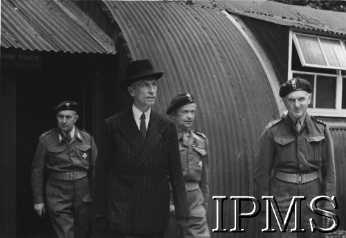 31.08.1943, Anglia, Wielka Brytania.
Prezydent RP Władysław Raczkiewicz wizytuje 1 Dywizję Pancerną.
Fot. NN, Instytut Polski i Muzeum im. gen. Sikorskiego w Londynie [pudełko Raczkiewicz]