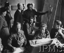 31.08.1943, Anglia, Wielka Brytania.
Prezydent RP Władysław Raczkiewicz (3. z lewej) wizytuje 1 Dywizję Pancerną. 1. z lewej stoi dowódca jednostki gen. Stanisław Maczek.
Fot. NN, Instytut Polski i Muzeum im. gen. Sikorskiego w Londynie [pudełko Raczkiewicz]