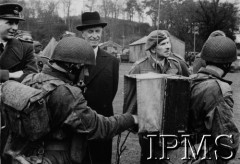 11.04.1944, Wielka Brytania.
Wizyta prezydenta RP Władysława Raczkiewicza w 1 Samodzielnej Brygadzie Spadochronowej. Przegląd oddziałów spadochronowych, sprawdzanie umiejętności żołnierzy łączności. W środku stoi prezydent W. Raczkiewicz, obok niego po prawej dowódca jednostki płk Stanisław Sosabowski.
Fot. NN, Instytut Polski i Muzeum im. gen. Sikorskiego w Londynie [pudełko Raczkiewicz] 
