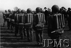 11.04.1944, Wielka Brytania.
Wizyta prezydenta RP Władysława Raczkiewicza (w głębi w kapeluszu) w 1 Samodzielnej Brygadzie Spadochronowej. Przegląd oddziałów  spadochronowych, obsługa  moździerza 3-calowego w marszu. 
Fot. NN, Instytut Polski i Muzeum im. gen. Sikorskiego w Londynie [pudełko Raczkiewicz] 
