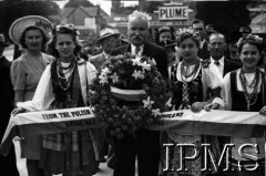25.04.1946, prawdopodobnie Wielka Brytania.
Obchody Anzac Day. Polacy z wieńcem z biało-czerwoną wstęgą.
Fot. NN, Instytut Polski i Muzeum im. gen. Sikorskiego w Londynie [pudełko Raczkiewicz]