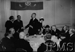 7-8.11.1943 (?), Liverpool, Anglia, Wielka Brytania.
Wizyta prezydenta RP Władysława Raczkiewicza (stoi w środku) w Liverpoolu. Podczas wizyty W. Raczkiewicz wziął udział w nabożeństwie w katedrze oraz w spotkaniu w British Council House, w trakcie którego lord Leverhulme (?) zaapelował o ustanowienie pamiątkowego stypendium gen. Sikorskiego na kierunku architektura na Uniwersytecie w Liverpoolu.
Fot. NN, Instytut Polski i Muzeum im. gen. Sikorskiego w Londynie [pudełko Raczkiewicz]