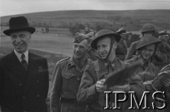 1940-1944, Wielka Brytania.
Prezydent RP Władysław Raczkiewicz na ćwiczeniach I Korpusu.
Fot. NN, Instytut Polski i Muzeum im. gen. Sikorskiego w Londynie [pudełko Raczkiewicz]