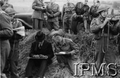 1940-1944, Wielka Brytania.
Prezydent RP Władysław Raczkiewicz na ćwiczeniach I Korpusu.
Fot. NN, Instytut Polski i Muzeum im. gen. Sikorskiego w Londynie [pudełko Raczkiewicz]