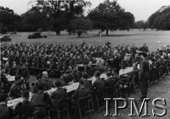 31.08.1943, Anglia, Wielka Brytania.
Prezydent RP Władysław Raczkiewicz wizytuje 1 Dywizję Pancerną. Prezydent przemawia do żołnierzy.
Fot. NN, Instytut Polski i Muzeum im. gen. Sikorskiego w Londynie [pudełko Raczkiewicz]