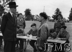 31.08.1943, Anglia, Wielka Brytania.
Prezydent RP Władysław Raczkiewicz wizytuje 1 Dywizję Pancerną. Prezydent odbiera raport od jednego z żołnierzy.
Fot. NN, Instytut Polski i Muzeum im. gen. Sikorskiego w Londynie [pudełko Raczkiewicz]