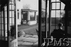 15.04.1942, Wielka Brytania.
Prezydent RP Władysław Raczkiewicz czyta gazetę na tarasie przed domem.
Fot. NN, Instytut Polski i Muzeum im. gen. Sikorskiego w Londynie [pudełko Raczkiewicz]