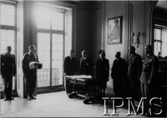 10.07.1947, Londyn, Anglia, Wielka Brytania.
Uroczystości związane ze złożeniem sztandarów Polskich Sił Zbrojnych w Instytucie Historycznym im. gen. Sikorskiego. 1. z prawej stoi były p.o. Naczelnego Wodza Polskich Sił Zbrojnych gen. Władysław Anders, w środku wdowa po gen. Władysławie Sikorskim Helena Sikorska.
Fot. NN, Instytut Polski i Muzeum im. gen. Sikorskiego [koperta luzem]